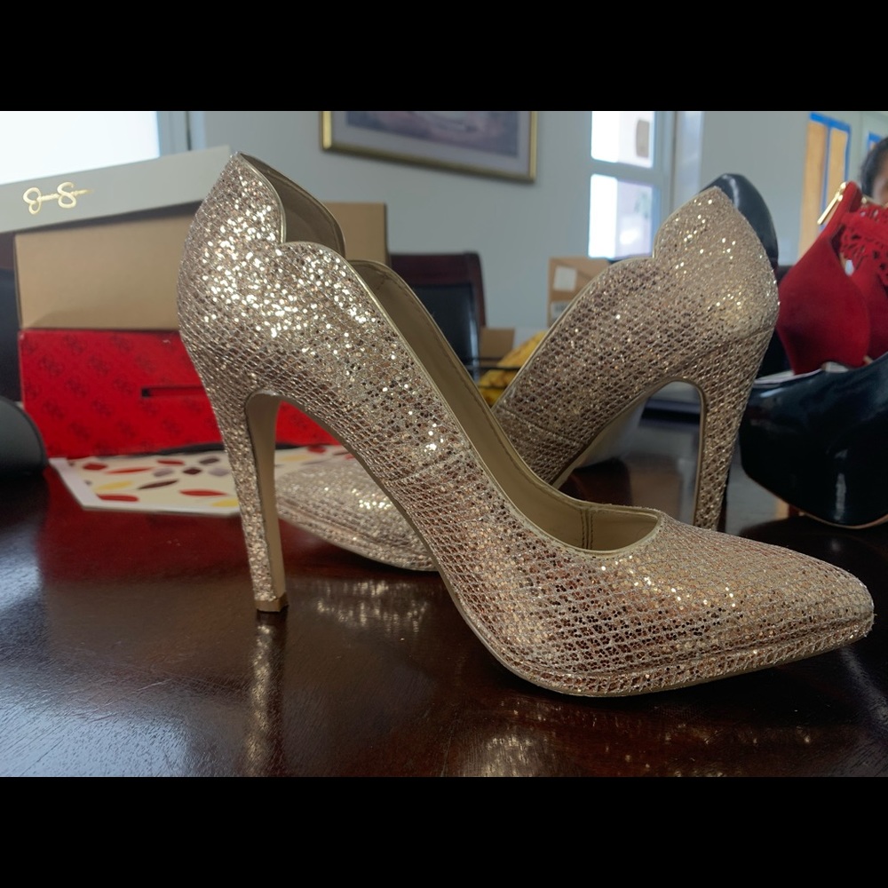 GOLD HEELS SIZE 9